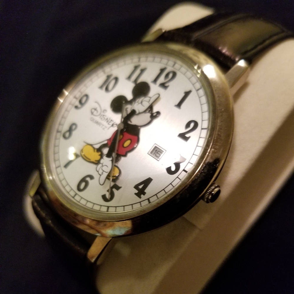 Disney Mens Mickey Mouse Watch! Date! 1-1/2" in Diameter! Large! Hard to Find! N